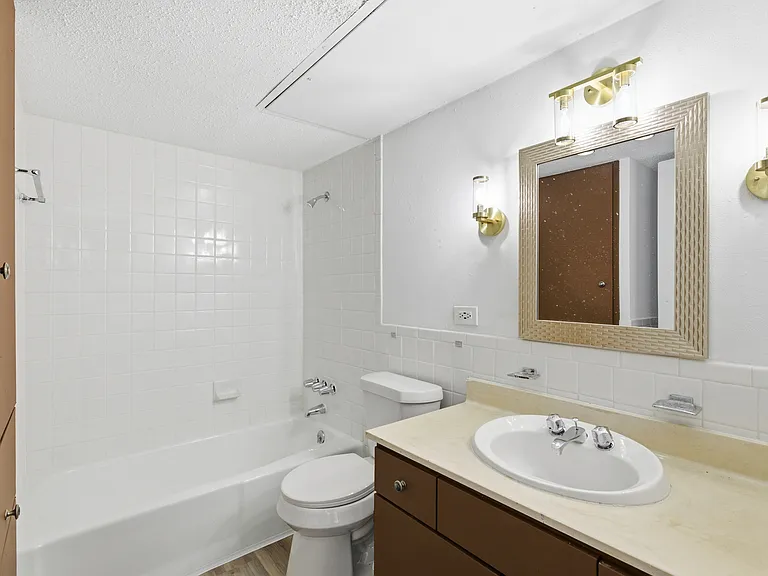 5817 Sandhurst Ln #B — Photo 22