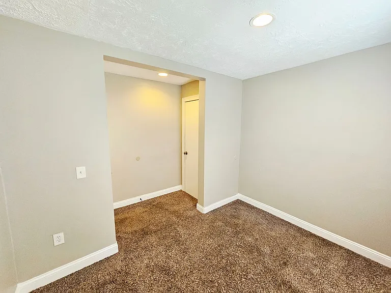 1191 Duxberry Ave — Photo 17