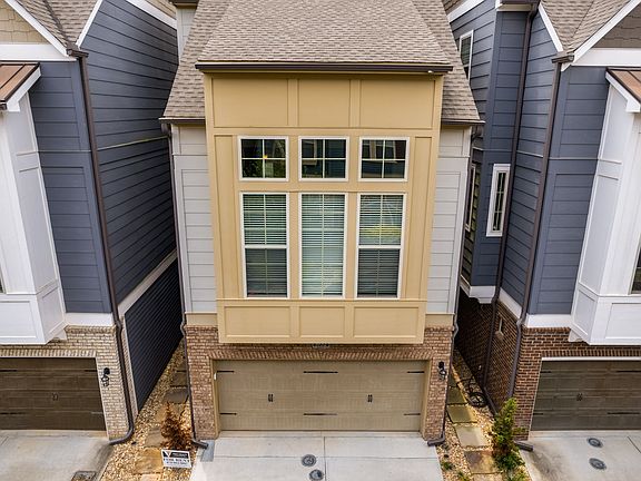 2nd image of 1032 Moorewood Ln SE