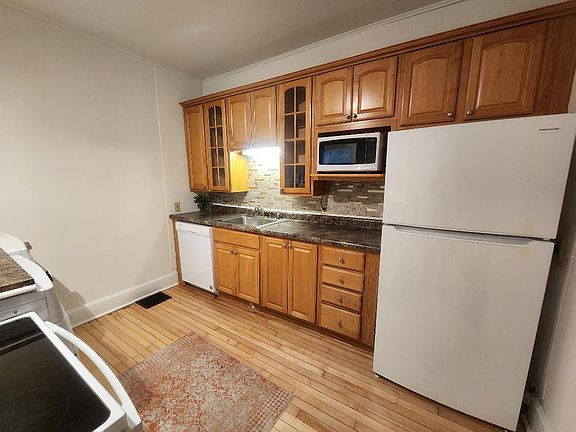 5th image of 224 Jefferson St