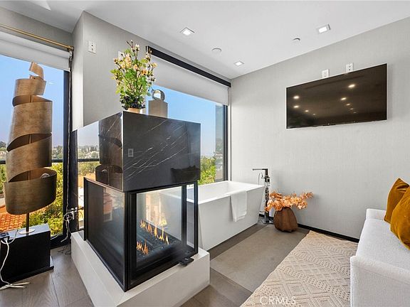 5th image of 2033 Glencoe Way