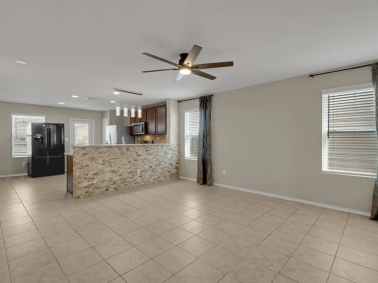 10226 Reyes Hts — Photo 5