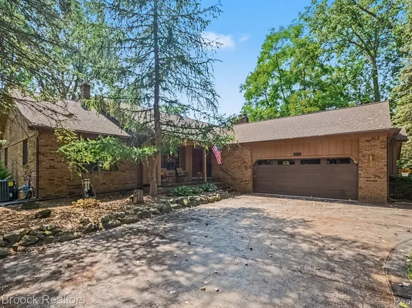 6925 W Church St, Clarkston, MI 48346