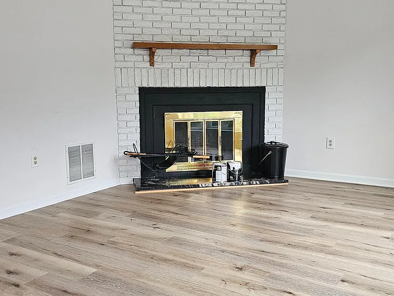 224 Yardley Ct — Photo 3