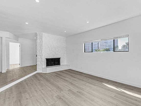 3rd image of 1310 S Barrington Ave APT 9