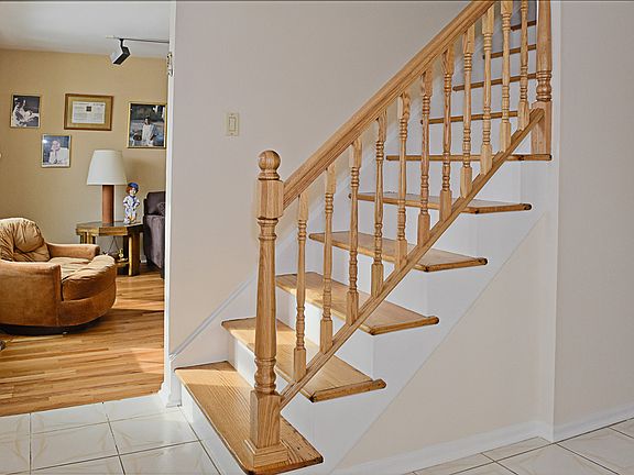 Entryway/Stairs