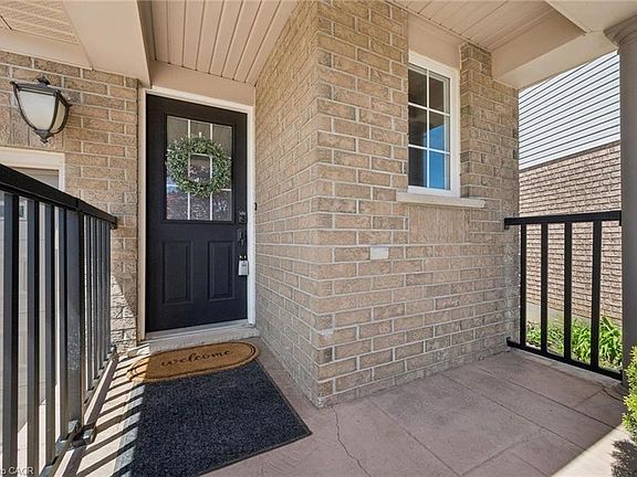 4th image of 707 Commonwealth Cres