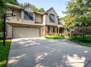 15421 Oak Ridge Dr, Spring Lake, MI 49456