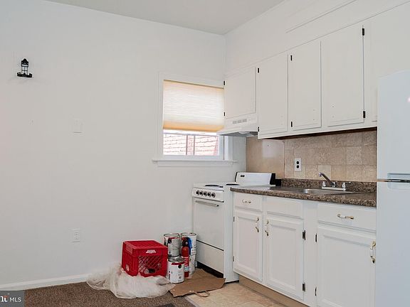 4th image of 423 E 9th St