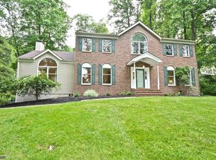 2 Michaels Ct, Asbury, NJ 08802