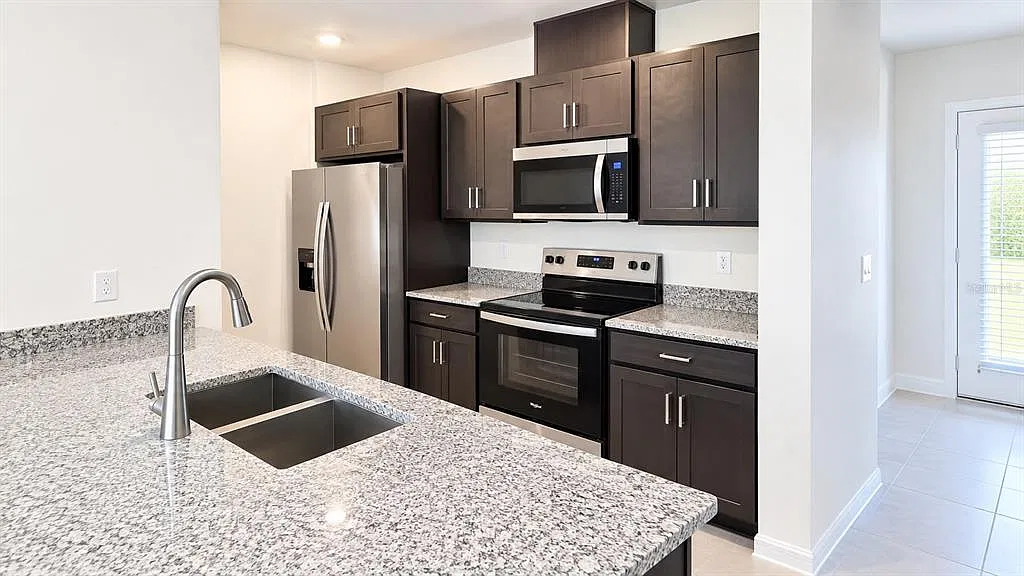 3 bed, 2.5 bath, 1473 sqft, $2,300 — Photo 2