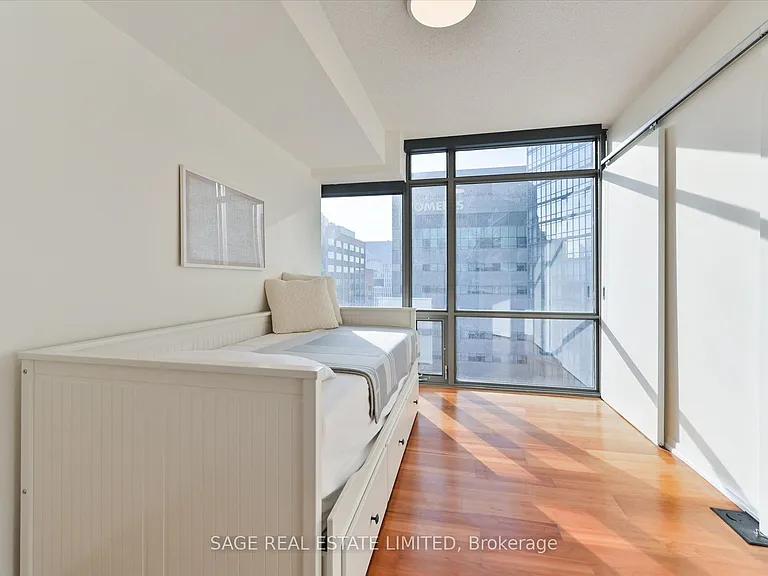 38 Grenville St #902 — Photo 16