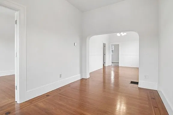 2 bed, 870 sqft, $4,200 — Photo 1