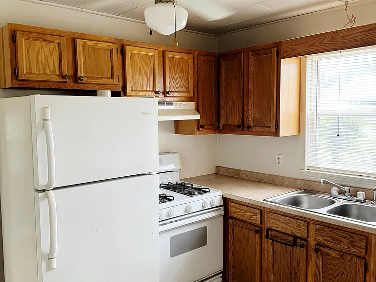 2806 S Lyons Ave — Photo 2