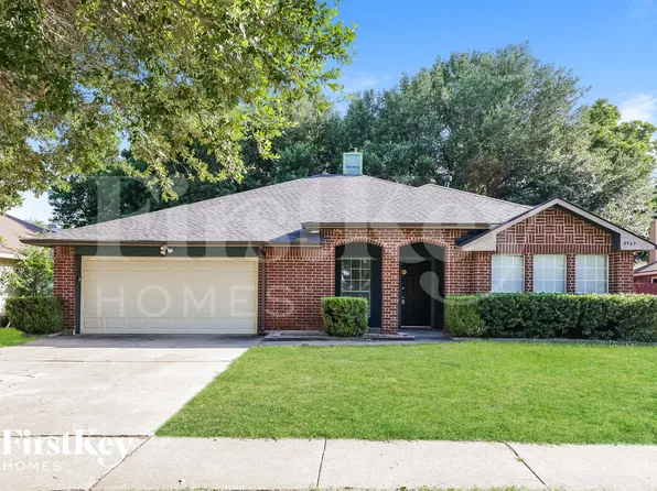 4949 Oak Hollow Dr, Grand Prairie, TX 75052