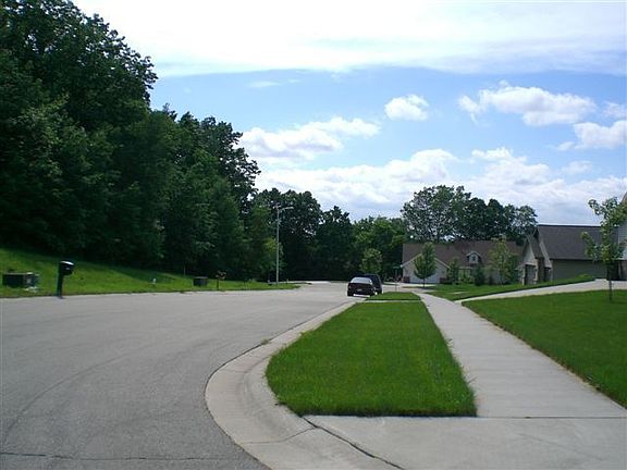 4th image of 1061 Woods Edge Dr