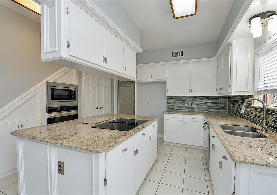 1st image of 18234 Oakhampton Dr