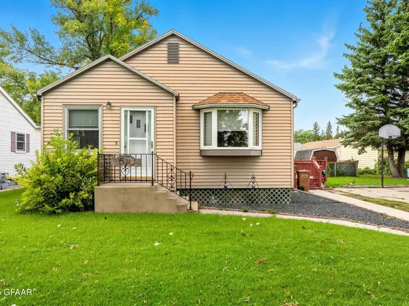 510 10th St NW, East Grand Forks, MN 56721