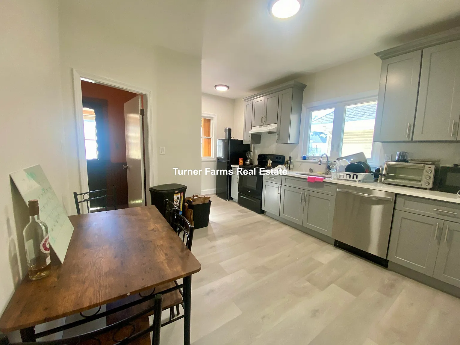 4 bed, 9999 sqft, $4,400 — Photo 3