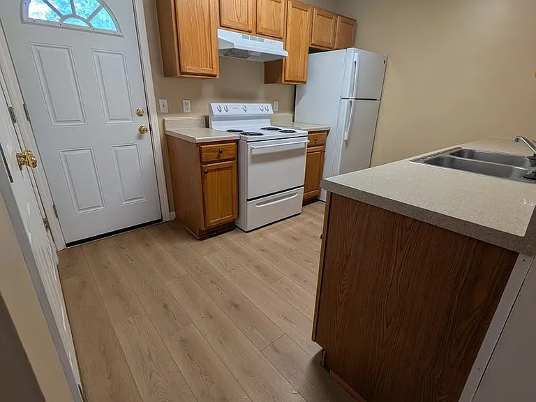 5005-5007 Geyser Blvd — Photo 3