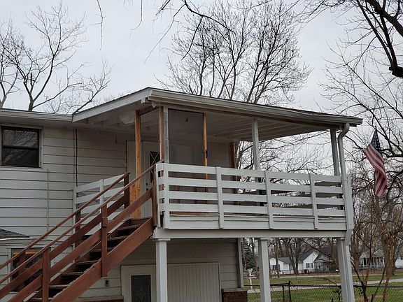 COVERED PORCH ENTRY INTO UNIT