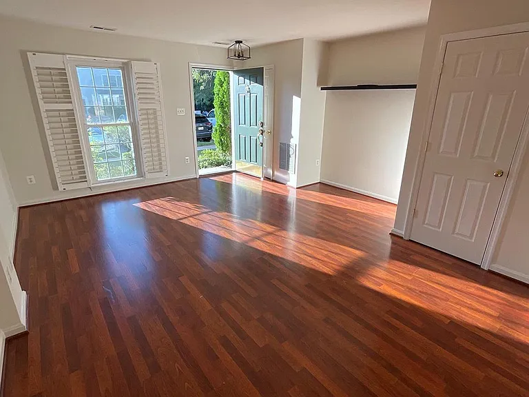 42793 Pilgrim Sq — Photo 3