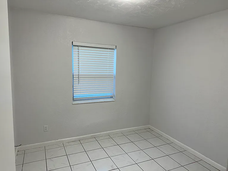 801 1/2 E Adalee St — Photo 4