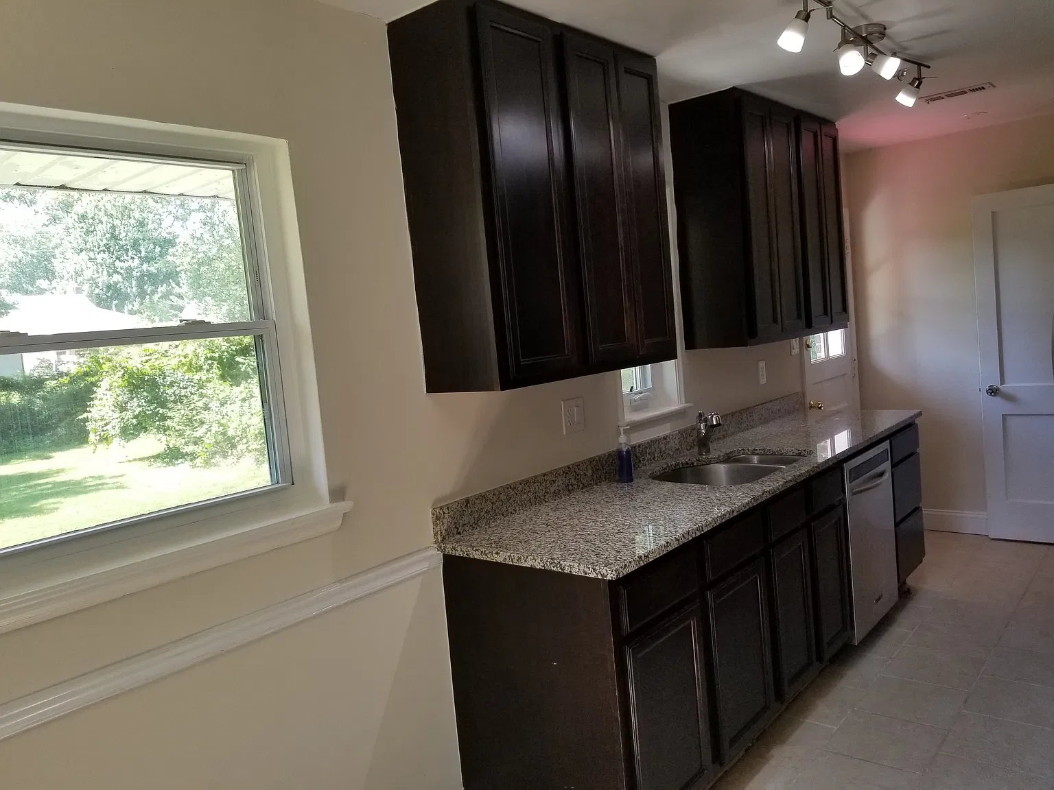 4 bed, 1800 sqft, $3,190 — Photo 3