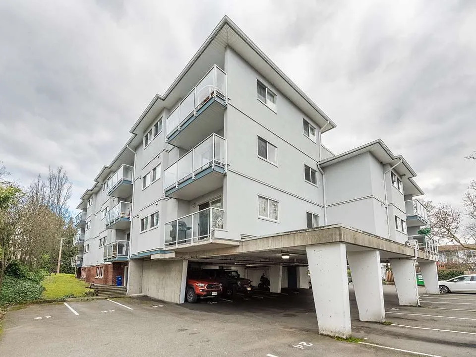 3234 Quadra St