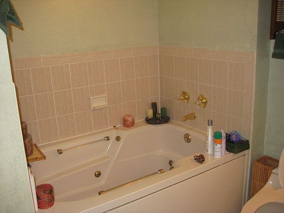 Jacuzzi tub in master bath
