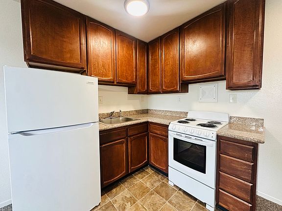 3rd image of 2418 High St APT 10