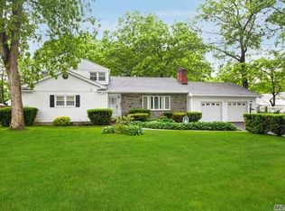 3 W Walnut St, Islip, NY 11751