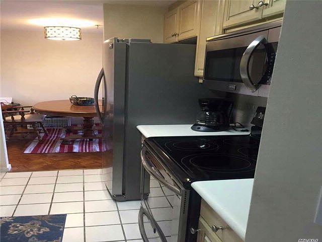2nd image of 100 Hilton Ave