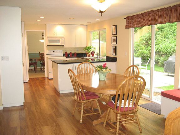Spacious eating area in Kitchen
