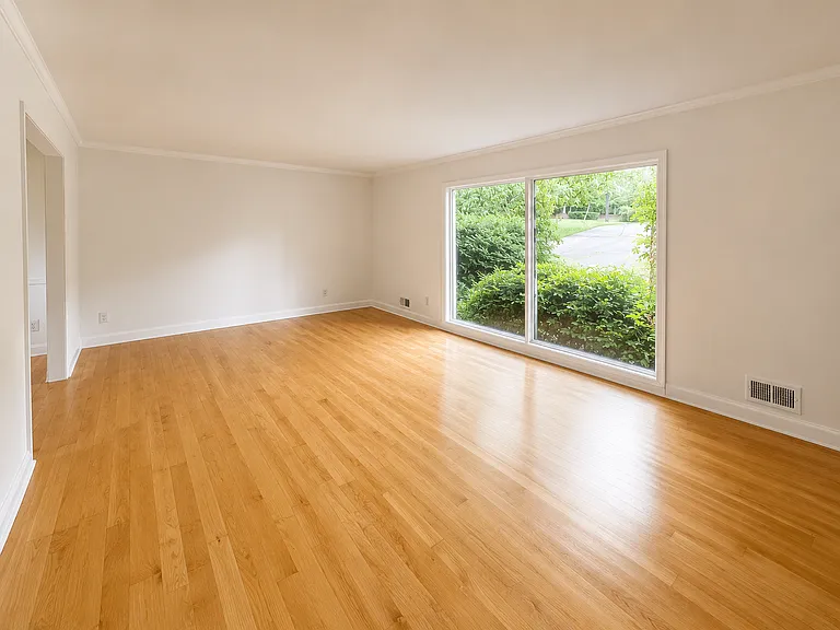 1690 Manhasset Dr — Photo 5