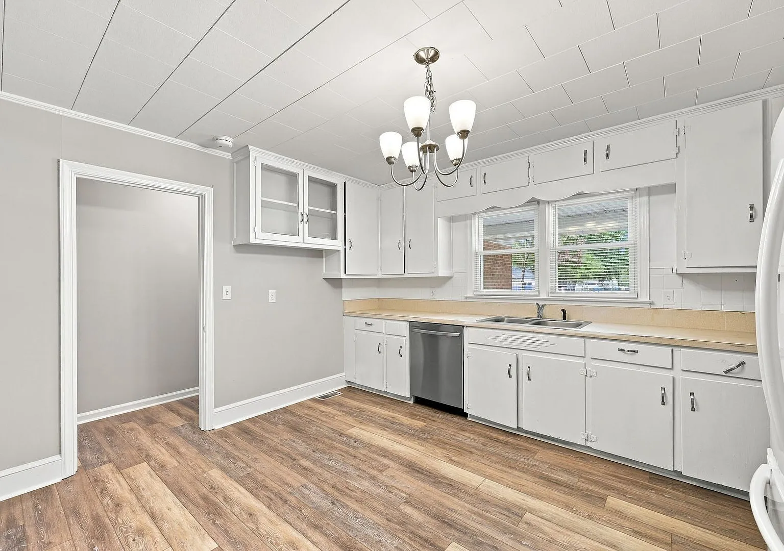 Beautifully Remodeled 4 Bed/Brick Ranch Convenient to Shopping, Dining, Schools, and Major Highways — Photo 4