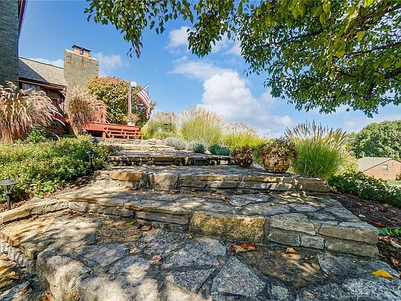 3rd image of 6185 Delcrest Ct