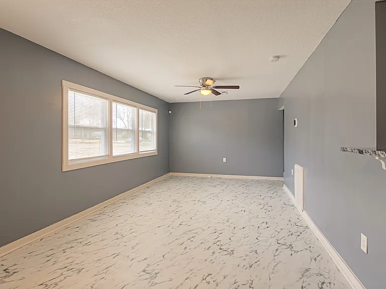 10746 Cambridge Ave — Photo 4