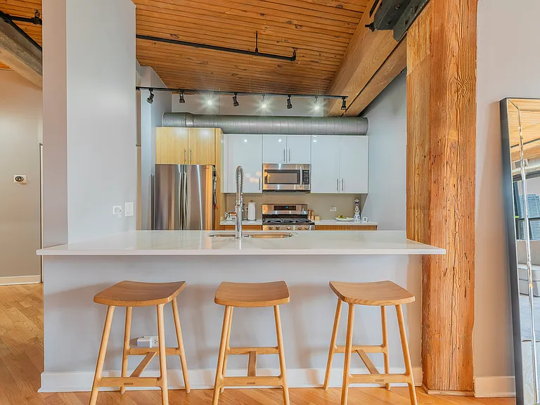 411 W Ontario St — Photo 17