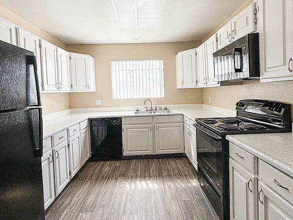 2 bedroom - 2 bathroom apartment:
- Spacious kitchen with updated appliances