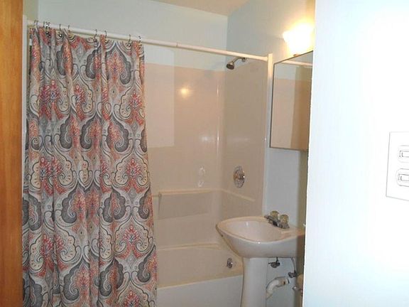 5th image of 906 E Pembroke