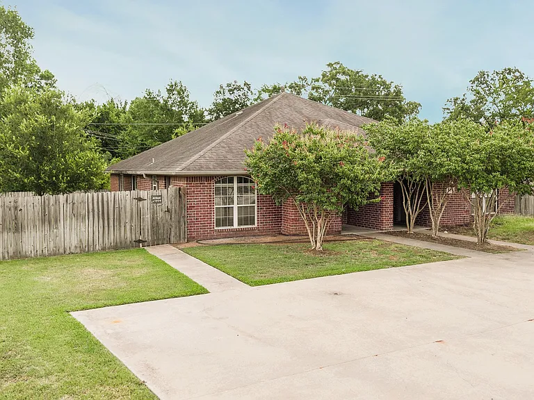 1427 Western Oaks Ct — Photo 2