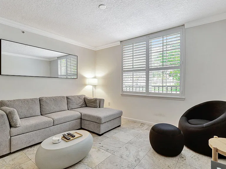 580 Sapodilla Ave #105 — Photo 10