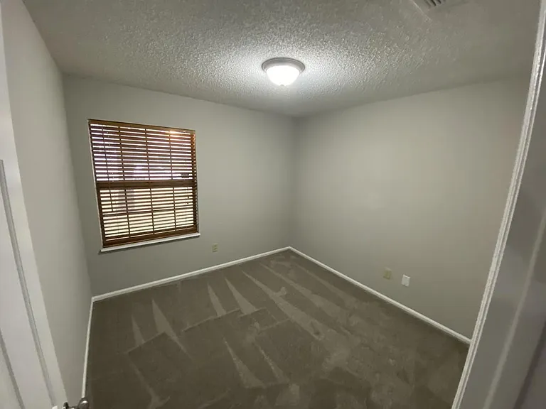 1105 Montclair Dr — Photo 9