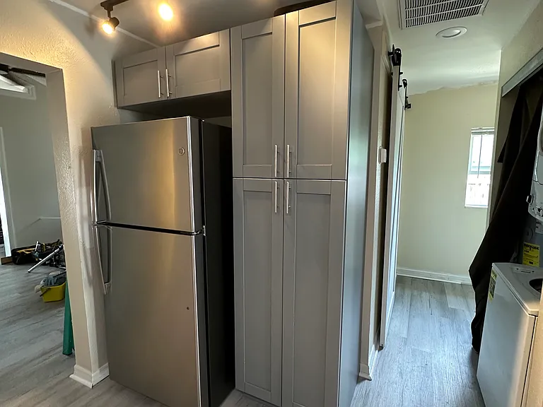 1147 Kingsley St — Photo 3