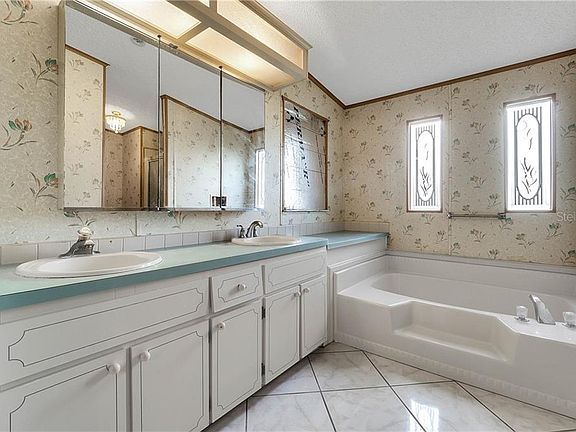 5th image of 31639 Gladys Ln