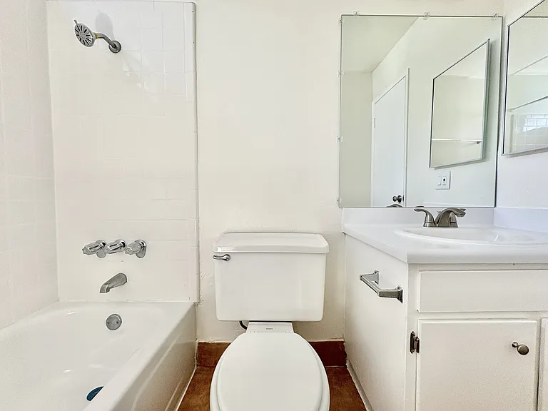 1226 E 7th St #11 — Photo 9