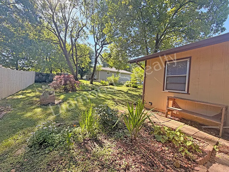 2750 N Howard Ave — Photo 18