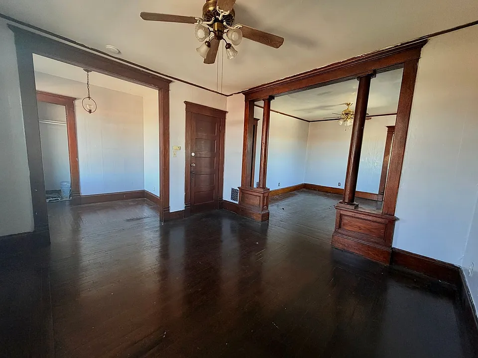 1123 W Belden Ave