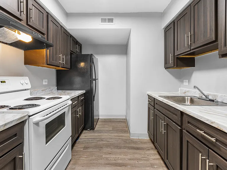 Edgewood Apartments — Photo 14